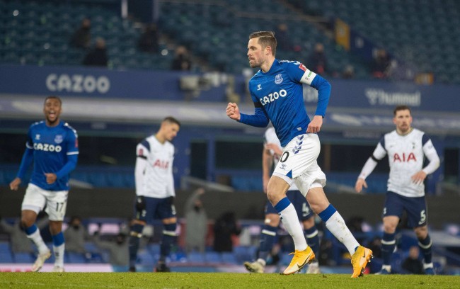 谁注意徐杰 今天剪了个新发型 走起路来像霸道总裁 开着宝马去训练.